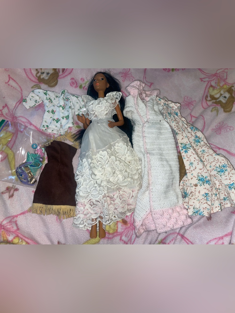 18” Pocahontas doll w/3 outfits